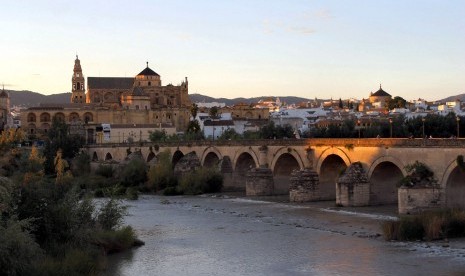 Masjid Agung Cordoba di seberang jembatan bersejarah peninggalan Romawi.