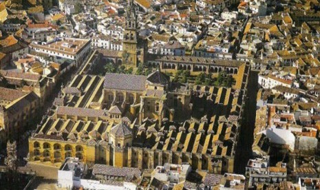 Masjid Agung Cordoba yang kini jadi katedral.