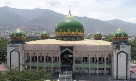 Masjid Agung Darussalam yang rusak akibat terdampak gempa dan tsunami di Palu, Sulawesi Tengah.