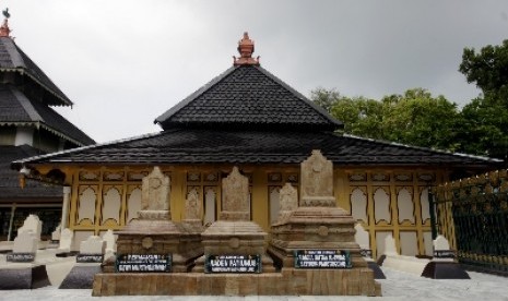 Masjid Agung Demak merupakan salah satu masjid tertua yang ada di Indonesia yang terletak di Kampung Kauman, Demak.