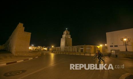 Masjid Agung Kairouan tampak kosong karena tindakan untuk membendung pandemi Covid-19 pada malam yang diyakini sebagai Lailatul Qadar , salah satu malam paling suci umat Islam di Kairouan, Tunisia pada 19 Mei 2020.