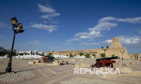 Tunisia Berencana Buka Kembali Masjid Pekan Depan. Foto: Masjid Agung Kairouan tampak kosong karena tindakan untuk membendung pandemi Covid-19 pada malam yang diyakini sebagai Lailatul Qadar , salah satu malam paling suci umat Islam di Kairouan, Tunisia pada 19 Mei 2020.