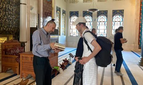 Masjid Agung Katara (Masjid Biru) di Desa Budaya Katara, Doha, Qatar menjadi tempat belajar Islam bagi penikmat Piala Dunia 2022. Penikmat Piala Dunia Non-Muslim Antusias Belajar Islam di Masjid Katara