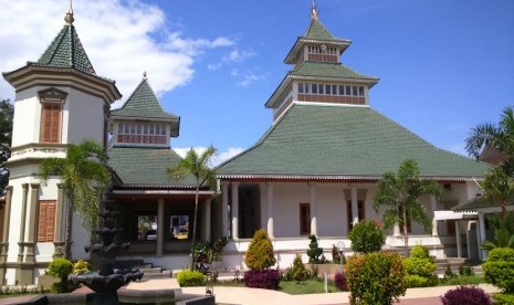 Masjid Agung Manonjaya Perpaduan Arsitektur Belanda-Sunda. Masjid Agung Manonjaya