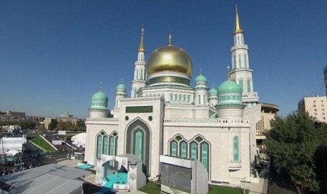 Rusia seakan malu-malu menerima Muslim tetapi mengakui peran ekonominya. Masjid Agung Moskow, terbesar di Rusia.