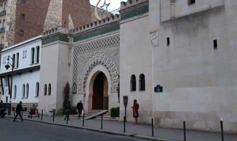 Masjid Agung Paris. Penulis Prancsi Michel Houellebecq meminta maaf kepada Masjid Agung Paris Prancis 