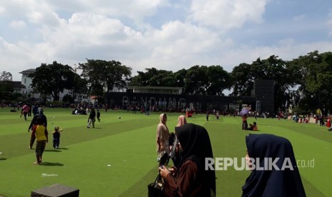 Masjid Agung Provinsi Jabar dan Alun-alun Bandung, dipadati wisatawan selama libur lebaran, Ahad (2/7).