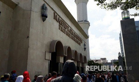 Masjid Agung Provinsi Jabar dan Alun-alun Bandung, dipadati wisatawan selama libur lebaran, Ahad (2/7).