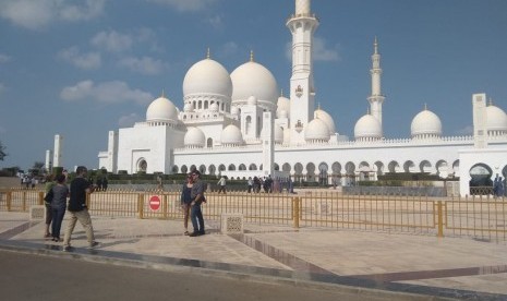 Masjid Agung Shaikh Zayed di ibu kota UEA, Abu Dhabi.