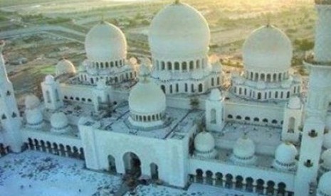 Masjid Agung Sheikh Zayed Luncurkan Wisata Jarak Jauh. Masjid Agung Sheikh Zayed, masjid terbesar ke-8 di dunia. dapat menampung hingga 40 ribu jamaah.