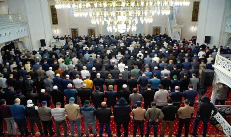 Masjid Agung Simferopol di Krimea resmi menggelar sholat berjamaah perdana.