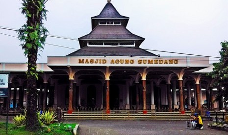 Emil mendesain sendiri alun-alun Sumedang yang berada di dekat Masjid Agung Sumedang (Foto: Ilustrasi Masjid Agung Sumedang)