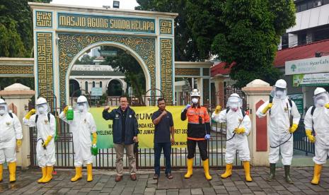 Masjid Sunda Kelapa Gelar Sholat Idul Adha dan Potong Kurban. Masjid Agung Sunda Kelapa (MASK) Menteng, Jakarta Pusat, disemprot disinfektan setiap tiga hari sekali.