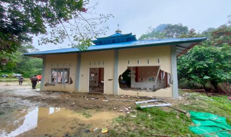 Masjid Ahmadiyah di Desa Balai Harapan, Kecamatan Tempunak, Kabupaten Sintang, Kalbar pada Jumat (3/9).