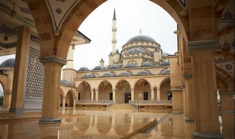 Masjid Akhmad Kadyrov di Grozny, Chechnya.