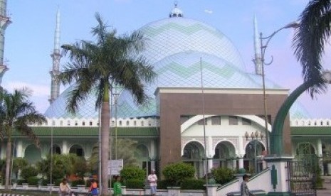 Masjid Al-A'zhom di Kota Tangerang, Provinsi Banten.