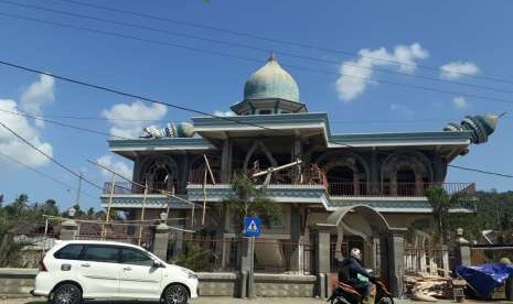 Masjid Al Abror di Dusun Wadon, Desa Kekait, Kecamatan Gunungsari, Kabupaten Lombok Barat, NTB, yang rusak akibat gempa.