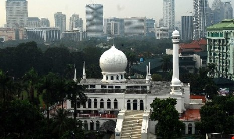 Masjid Al-Azhar dibangund di atas tanah wakaf.