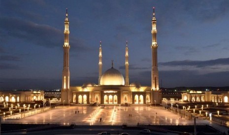 Mesir Larang Buku Ekstremisme di Masjid. Masjid Al-Fattah Al-Alim di Kairo, Mesir.