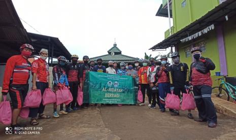 Masjid Al-Hidayah Sukatani, Tapos, Depok, membagikan sembako sebagai tanda syukur milad ke-32.