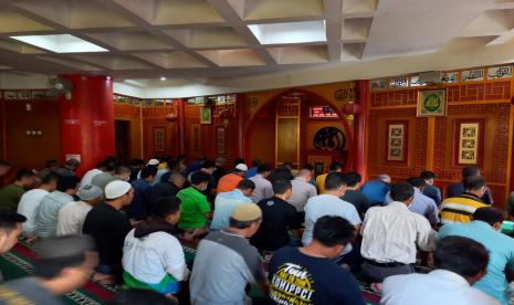 Masjid Al Imtizaj di Jalan ABC Kota Bandung yang dibangun tahun 2008 memiliki arsitektur Tionghoa. Salah satu aktivitas masjid tersebut yaitu memfasilitasi warga yang ingin menjadi mualaf. 