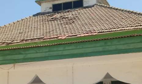 Masjid Al Khairat di Desa Poto Tano, Kecamatan Poto Tano, Kabupaten Sumbawa Barat (KSB), NTB, rusak akibat gempa pada Ahad (19/8) siang.