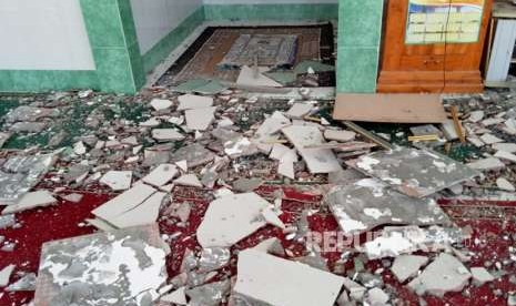 Masjid Al Khairat di Desa Poto Tano, Kecamatan Poto Tano, Kabupaten Sumbawa Barat (KSB), NTB, rusak akibat gempa pada Ahad (19/8) siang.