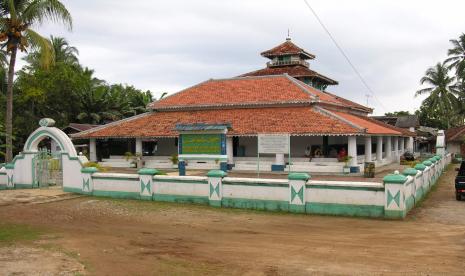 Masjid Al Khusaeni Carita