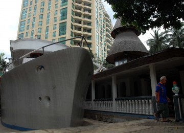 Masjid Al Munada Darussalam atau yang terkenal dengan sebutan Masjid Perahu di kawasan Casablanca Menteng Dalam, Jakarta Selatan, Senin (5/12). (Republika/Agung Supriyanto)