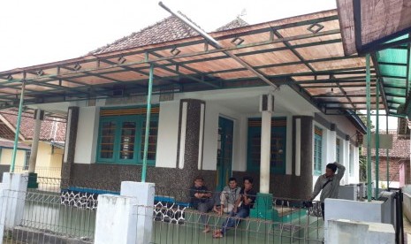 Masjid Al Munawaroh di Desa Cipetir Kecamatan Kadudampit, Kabupaten Sukabumi menjadi peninggalan zaman Belanda yang bertahan dan hingga kini jadi pusat kegiatan Islam di wilayahnya.