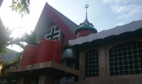 Masjid Al Muqarrabien berdempetan dengan GMIST Mahanaim di Jalan Raya Enggano, Tanjung Priok, Jakarta Utara.