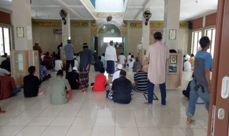 Masjid Al-Muslimun, kelurahan Pondok Ranji, Ciputat, Tangerang Selatan menggelar ibadah shalat. Majelis Ulama Indonesia (MUI) Kota Tangerang Selatan (Tangsel) menganjurkan masyarakat untuk melaksanakan shalat Idul Fitri tidak hanya di masjid, tetapi juga di tempat-tempat terbuka. Hal itu dilakukan untuk memecah massa dan menghindari terjadinya kerumunan di masjid yang berpotensi menimbulkan klaster penyebaran Covid-19.