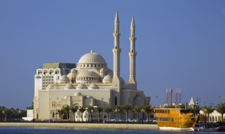 Syarat imam untuk masjid UEA harus hafal Alquran dan fasih bahasa Arab. Masjid Al-Noor di Sharjah, Uni Emirat Arab. 