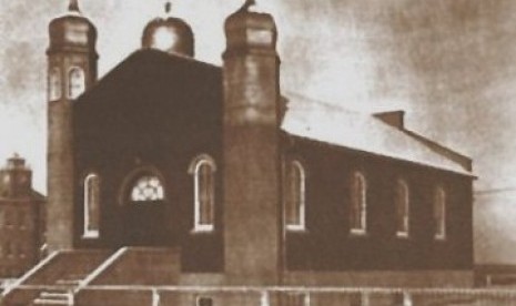 Masjid Al-Rashid didirikan pada 1938 adalah masjid pertama sekaligus tertua di Kanada. Awalnya masjid terletak di 101 Street dan 108 Avenue, Edmonton, Alberta, namun ia dipindahkan beberapa blok pada 1964 dan menjadi objek pelestarian di Taman Fort Edmont.