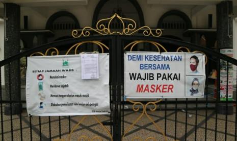 Masjid Al-Waqar di Tlogomas, Lowokwaru, Kota Malang, ditutup sementara, Senin (17/5). 