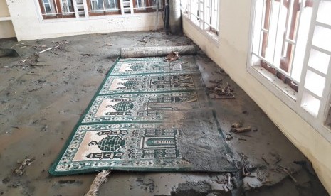 Masjid Baabussalam di Kelurahan Hinekombe, Sentani, Jayapura, tertimbun pasir akibat banjir bandang yang terjadi pada Sabtu (16/3) malam dan Ahad (17/3) malam. Hingga Jumat (22/3), masjid itu tidak bisa digunakan karena timbunan pasir yang cukup tinggi. 