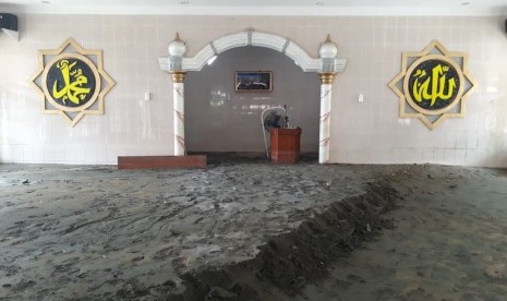 Masjid Baabussalam di Kelurahan Hinekombe, Sentani, Jayapura, tertimbun pasir akibat banjir bandang yang terjadi pada Sabtu (16/3) malam dan Ahad (17/3) malam. Hingga Jumat (22/3), masjid itu tidak bisa digunakan karena timbunan pasir yang cukup tinggi. 