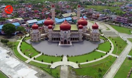 Masjid Baitul Makmur dibangun tahun 1987 dengan gaya arsitektur Timur Tengah yang berpadu dengan sentuhan Asia dan Aceh.