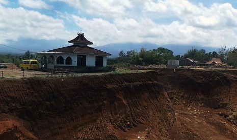 Masjid Baitul Rokhim masih bertahan di lokasi penataan lahan proyek jalan tol Semarang- Solo seksi IV ruas Salatiga- Boyolali di Dusun Geneng, Desa Timpik, Kecamatan Tengaran, Kabupaten Semarang, Kamis (19/10).