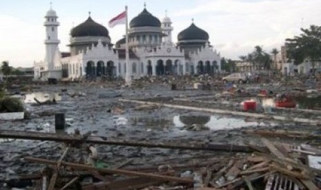 Masjid Baiturrahman Banda Aceh usai diterjang gempa dan tsunami 2004