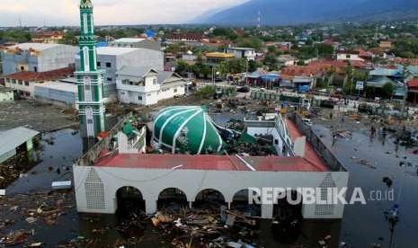 Masjid Baiturrahman pascagempa dan tsunami di daerah Taman Ria, Palu, Sulawesi Tengah, Senin (1/10).