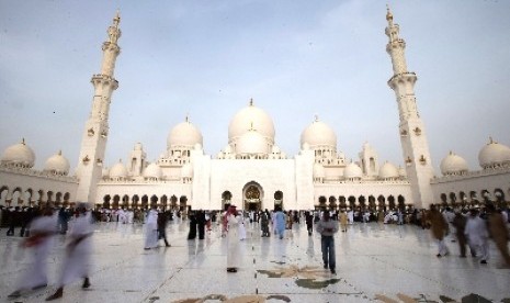 Masjid Besar Sheikh Zayed di Abu Dhabi. Sebuah Pesawat Ringan Jatuh di Area Parkir Masjid Sheikh Zayed