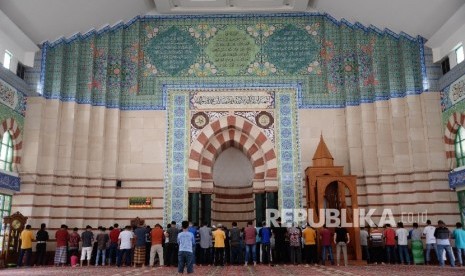  Masjid Blok A Tanah Abang yang berada lantai Atas (A) di Pasar Tanah Abang, Jakarta, Ahad (20/11). 