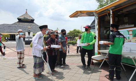 Masjid bukan sekedar berfungsi tempat untuk ibadah, pada era saat ini perkembangan fungsi masjid bisa menjadi tempat peradaban ilmu ,budaya dan ekonomi keumatan. Membantu pembangunan operasional masjid yang terdampak Covid-19, Pada Selasa (19/10), PT. Duta Danadyaksa Teknologi (DD Tekno) menyalurkan Donasi untuk peremajaan Masjid agung Demak