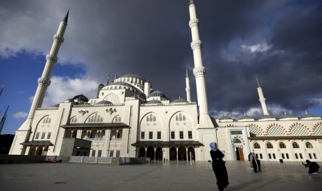 Turki Keluarkan Larangan Shalat di Masjid. Masjid Camlica di Istanbul, Turki.(AP)