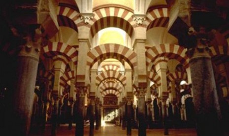 Masjid Cordoba yang beralih fungsi menjadi Gereja Kathedral.