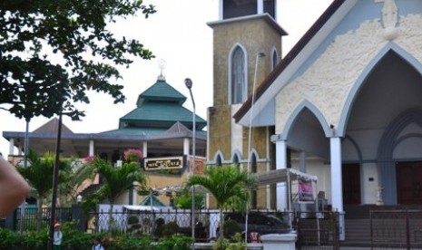 Masjid dan gereja berdiri berdampingan di Nusa Dua Bali simbol kerukunan di Indonesia