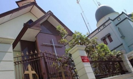 Masjid dan gereja yang berdampingan.