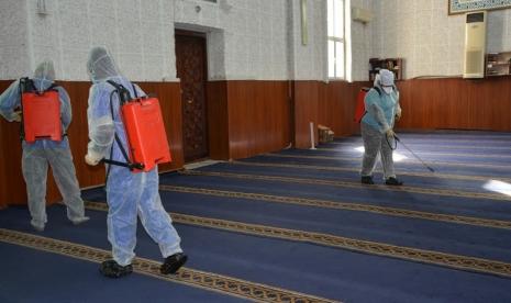 Kirgistan Mulai Penyemprotan Masjid Besar-besaran.. Masjid dan madrasah di ibu kota Kirgistan, Bishkek akan didisinfeksi untuk mencegah penularan virus corona (Covid-19). 