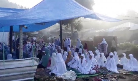 Masjid darurat di bekas lahan Masjid Quba di Dusun Guntur Macan, NTB yang roboh akibat gempa.